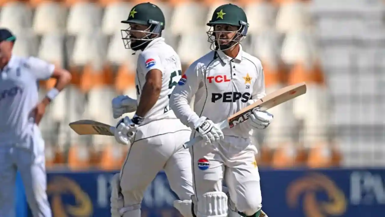 Pakistan vs England Live Score: Pakistan score after 29 overs is 79/2